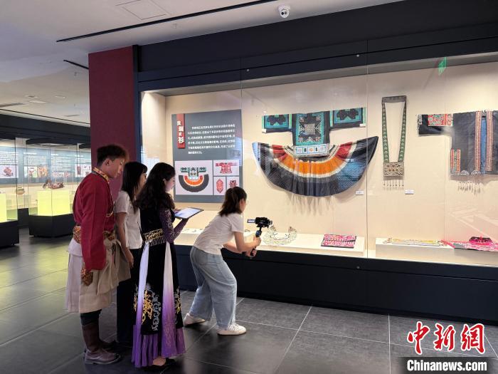 新疆姑娘组多民族“主播团”：博物馆寻中华民族共同体历史记忆