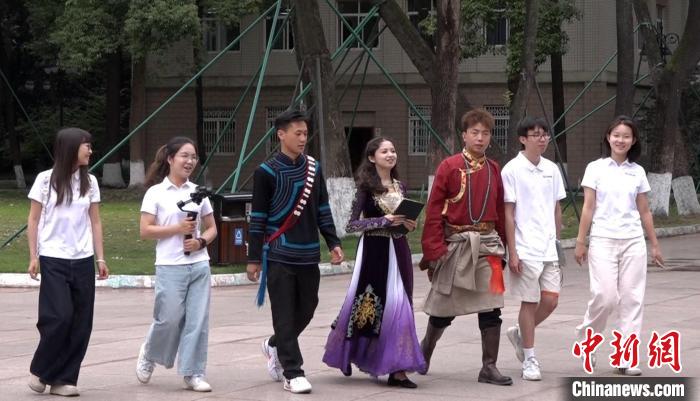 新疆姑娘组多民族“主播团”：博物馆寻中华民族共同体历史记忆