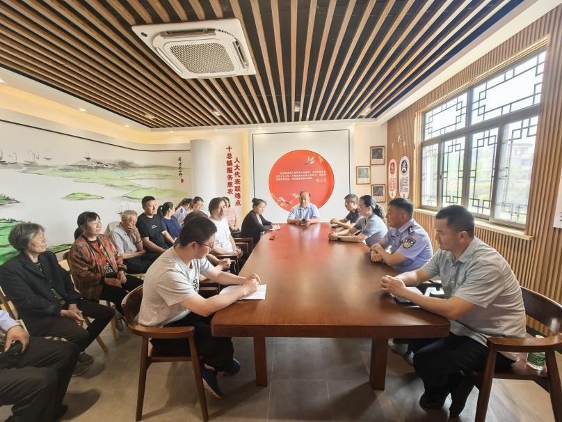 江苏省南通市通州区十总镇人大：“两官两警”进家站 法治服务暖民心