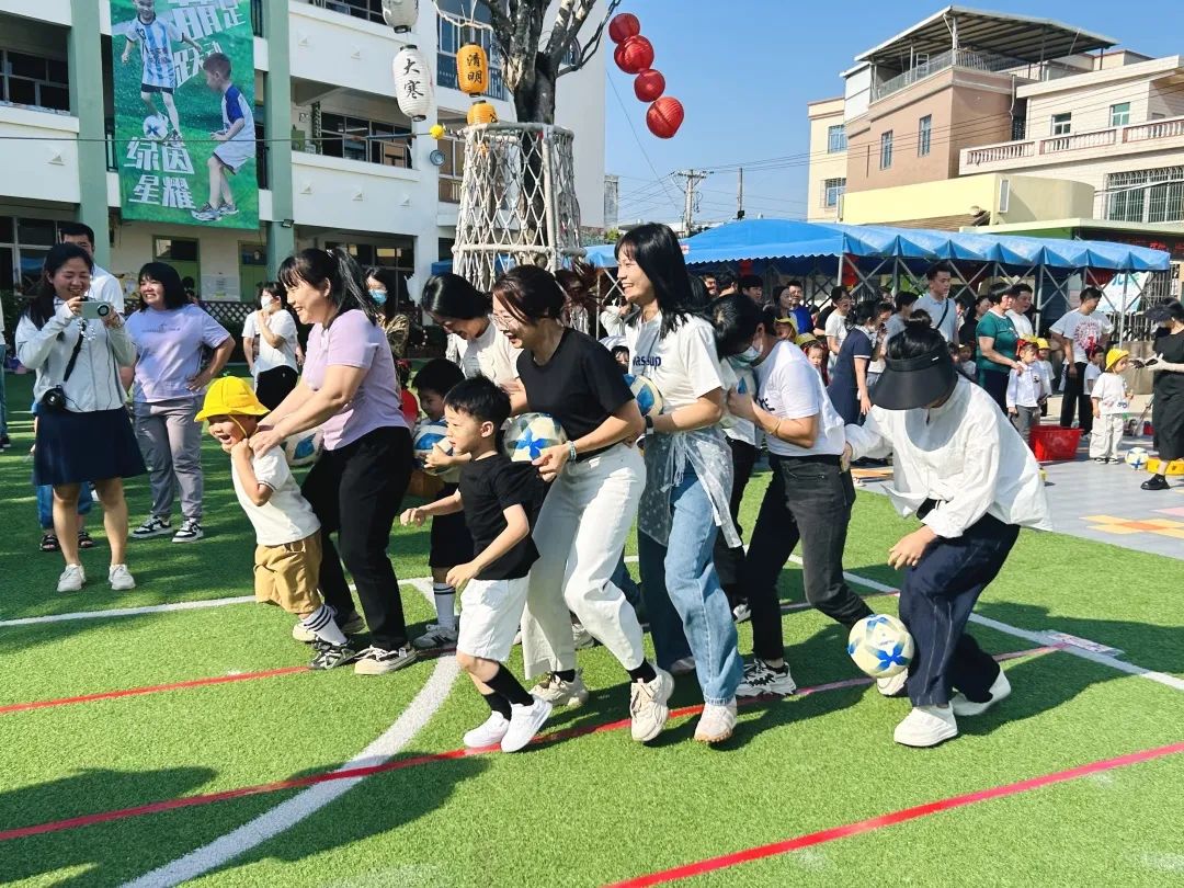 学前教育宣传月特辑 ∣ “混天绫动乾坤转·足尖争霸笑满园”——漳浦七幼2025年第五届足球嘉年华暨庆“六一儿童节”亲子足球运动会