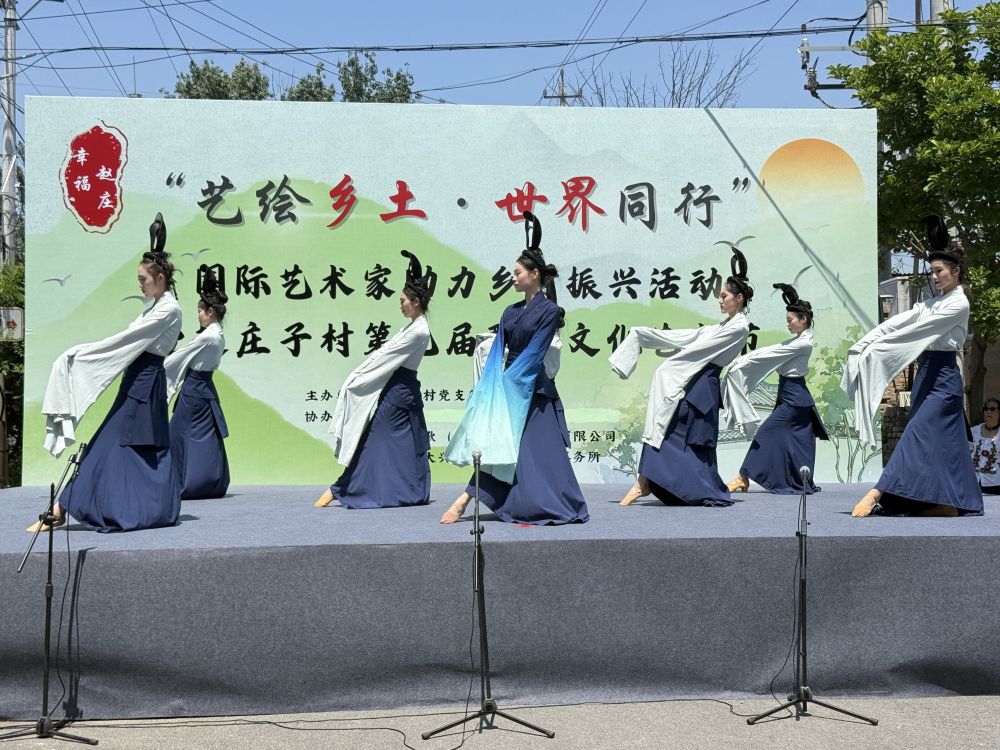 国际艺术家共绘中墨友谊壁画 艺术助力北京乡村振兴