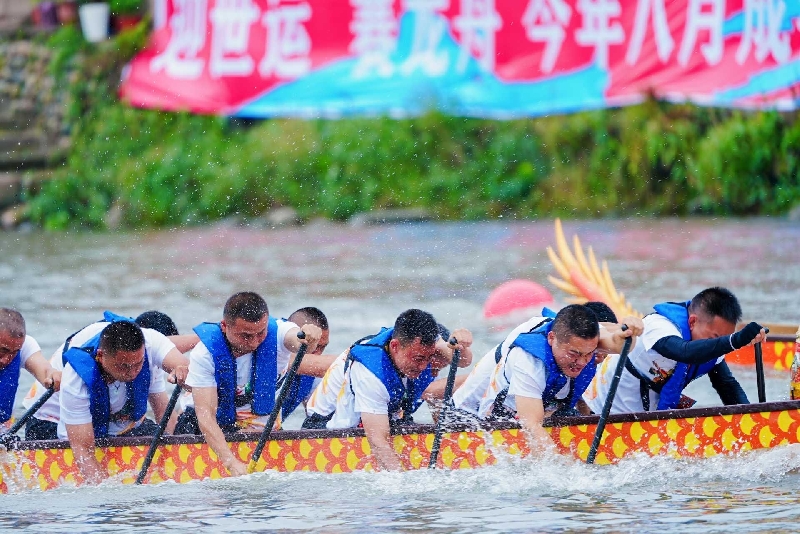 划龙舟咯！千年古镇里桨声响，黄龙溪恢复传统龙船大会
