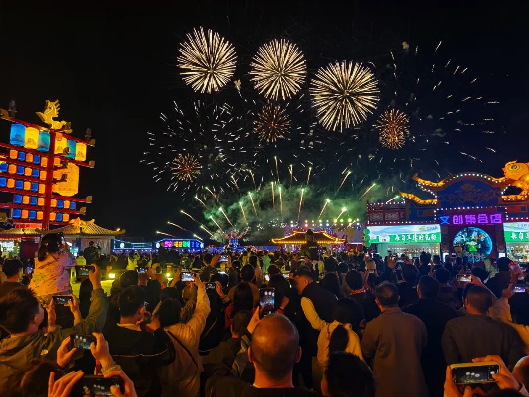 单日客流量突破20万人次！乌兰察布之夜点燃夏季新“热”度→