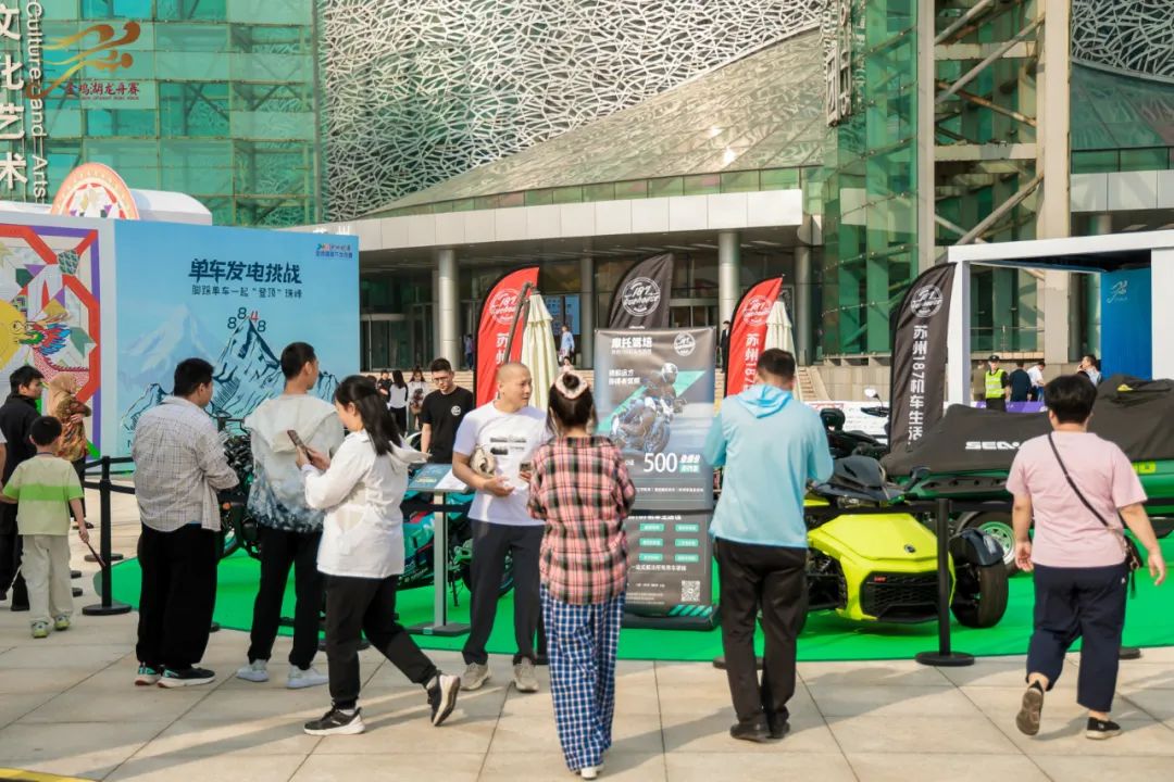 金鸡湖龙舟赛“划进”央视直播间！