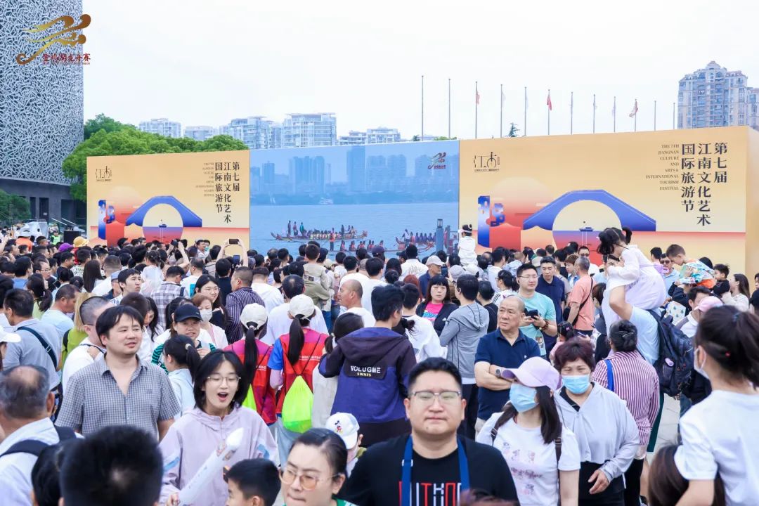 金鸡湖龙舟赛“划进”央视直播间！
