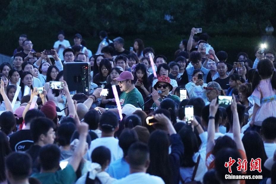 北京：民众露天音乐会度假期