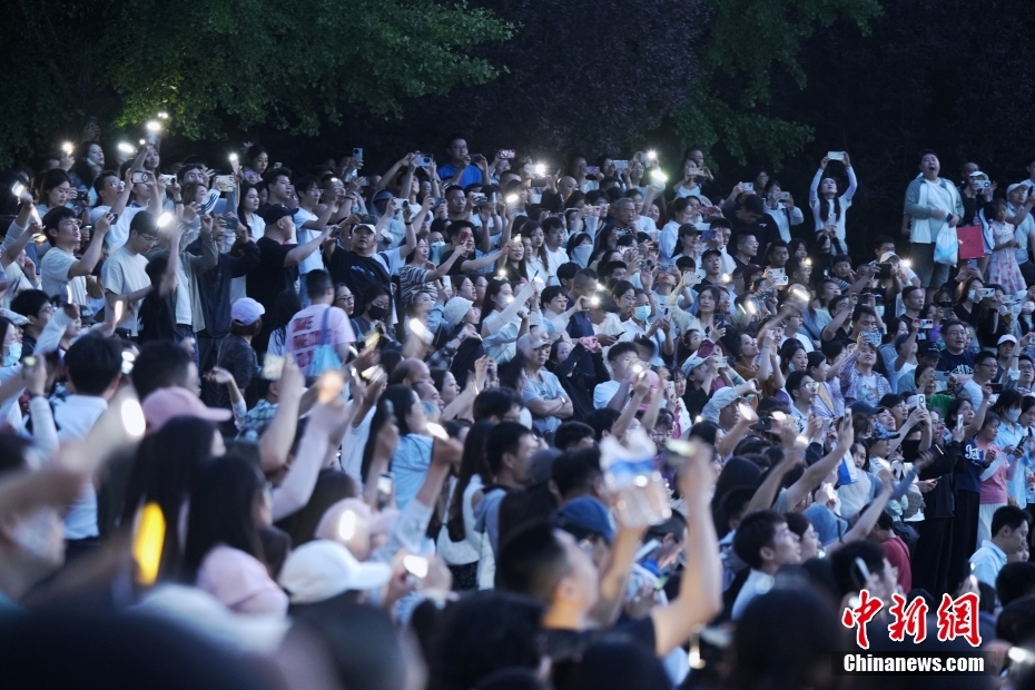 北京：民众露天音乐会度假期