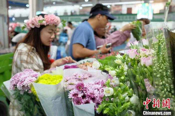 昆明斗南花市端午假期人气旺