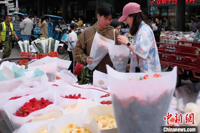 昆明斗南花市端午假期人气旺