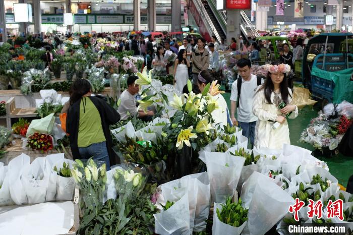 昆明斗南花市端午假期人气旺