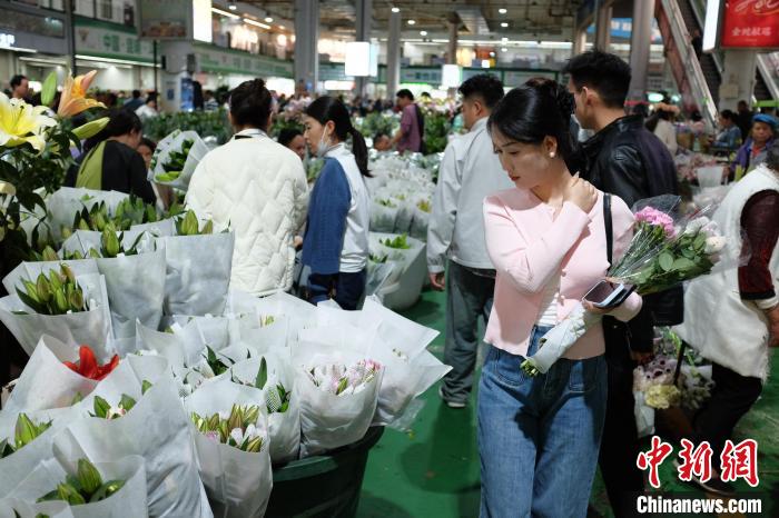 昆明斗南花市端午假期人气旺