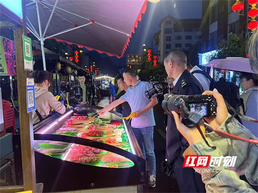 武陵源区：引导摊贩诚信经营 筑牢景区食安防线