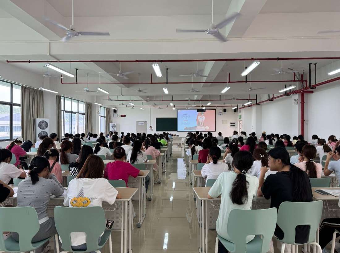广西经贸职院3400名学生学习应急救护技能