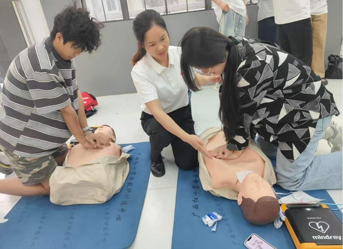 广西经贸职院3400名学生学习应急救护技能