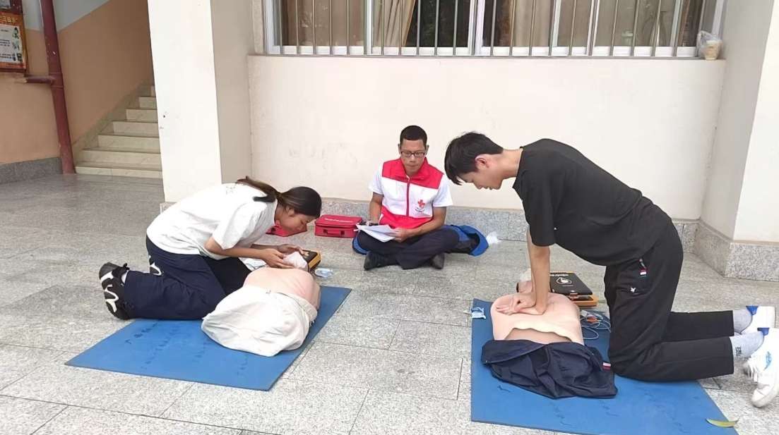 广西经贸职院3400名学生学习应急救护技能