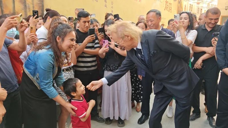 狼戈与和田的情缘：续写文化和乡愁的温暖故事
