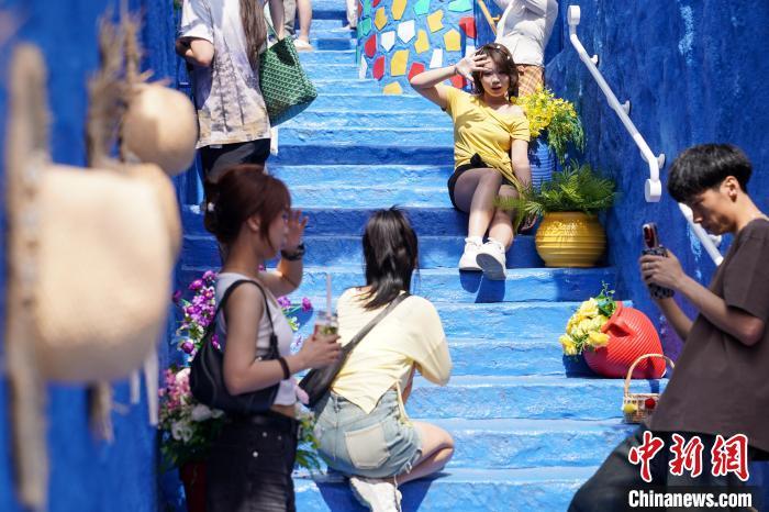 黑龙江哈尔滨：游客打卡复刻版摩洛哥“蓝色小镇”