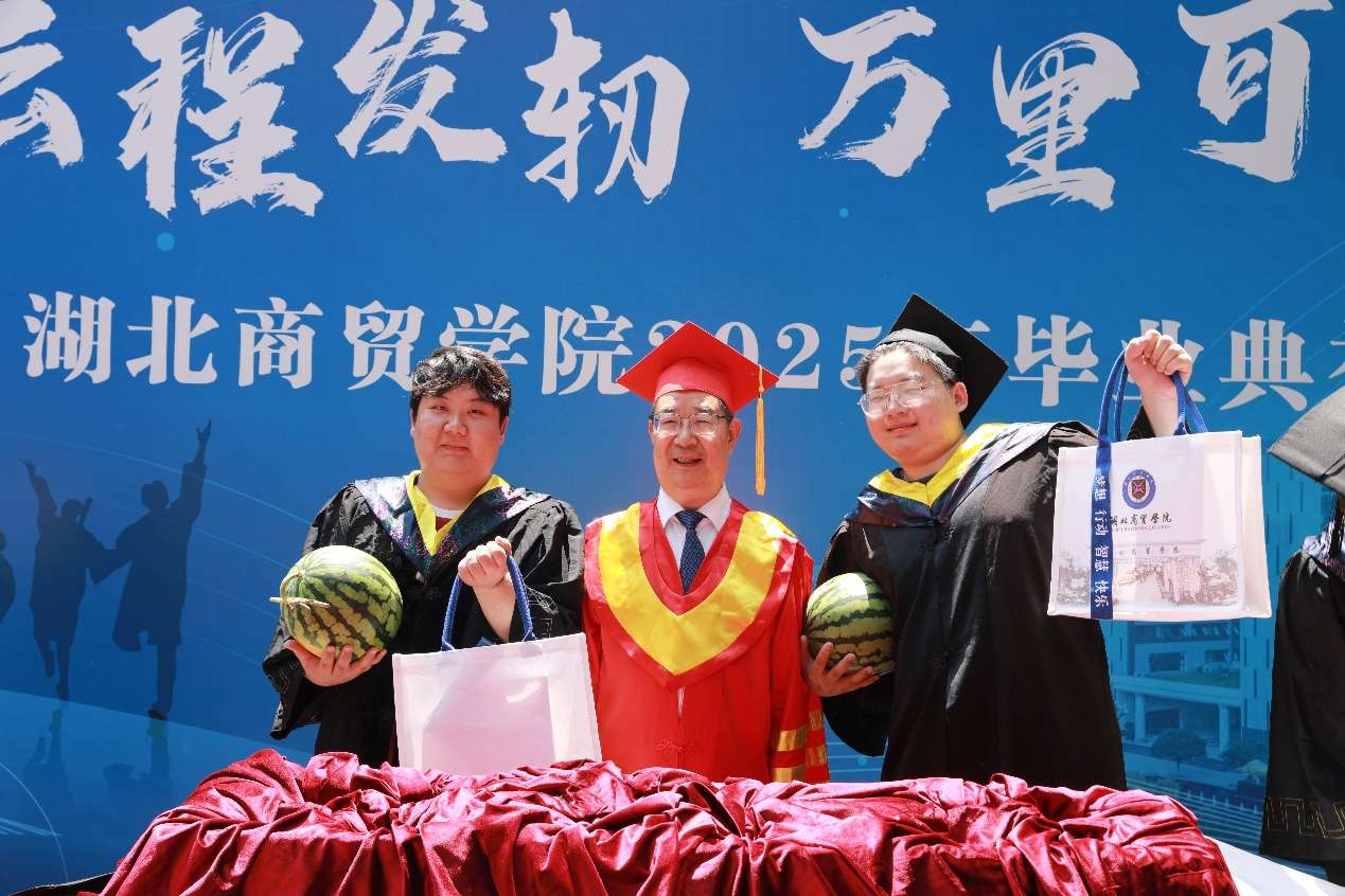 毕业礼包寄深情 校长赠瓜寓丰收：湖北商贸学院毕业季告别仪式感拉满