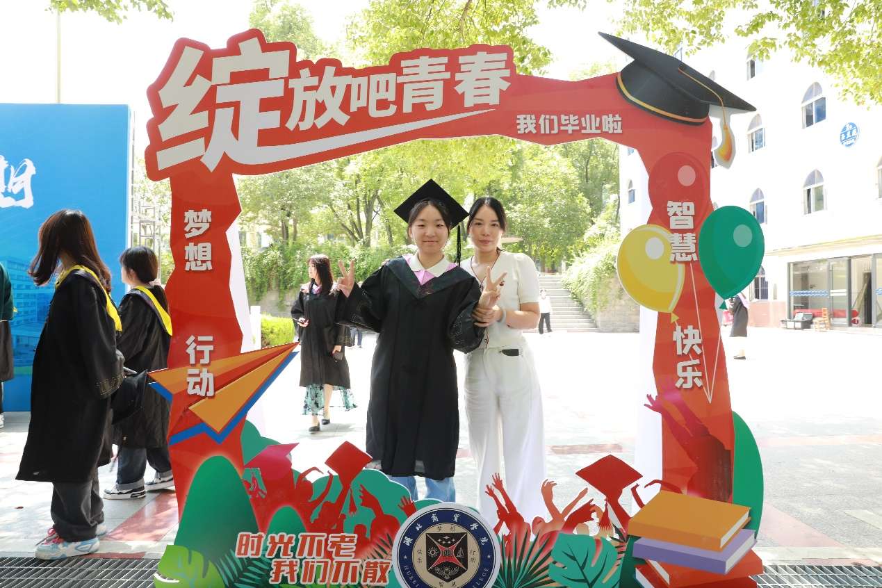 毕业礼包寄深情 校长赠瓜寓丰收：湖北商贸学院毕业季告别仪式感拉满
