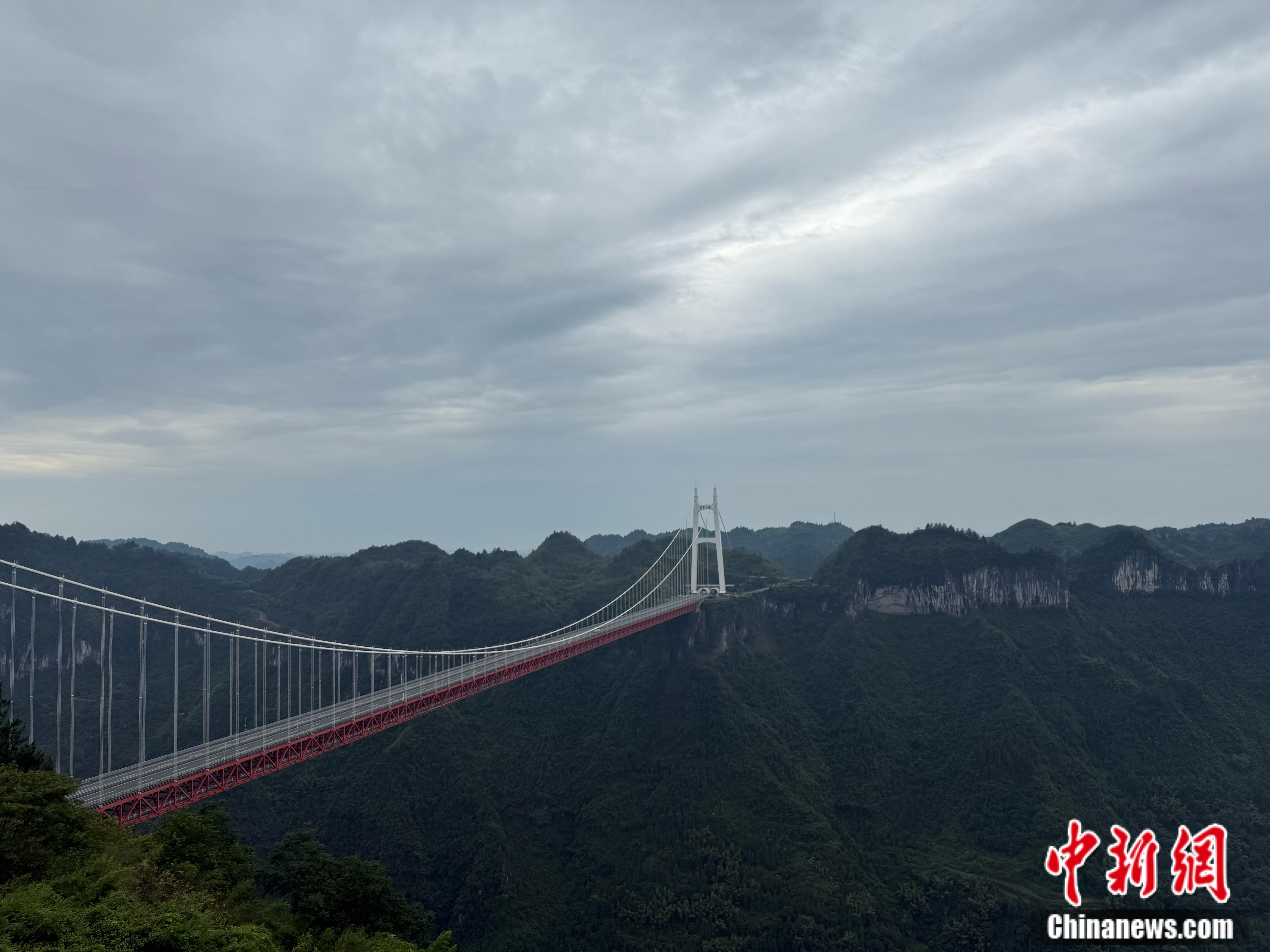 凌空漫步赏奇观 矮寨大桥打造“云端惊险之旅”