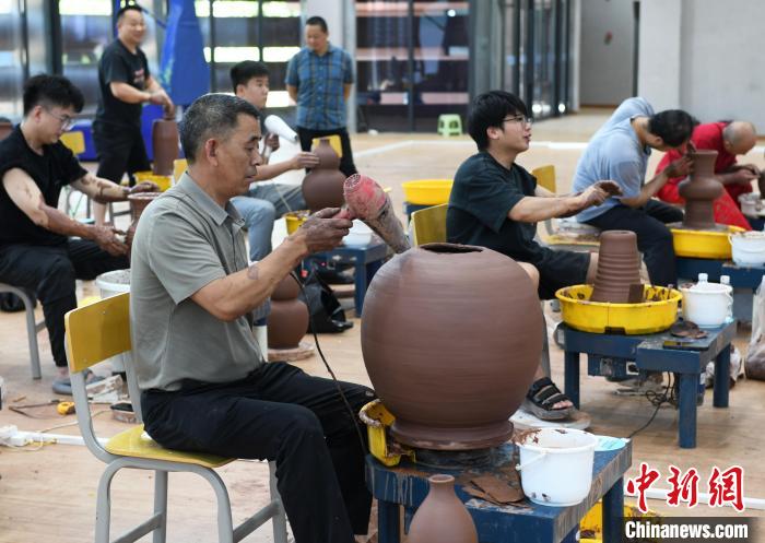 来自全国各地的百余名选手齐聚重庆荣昌比拼陶瓷技能