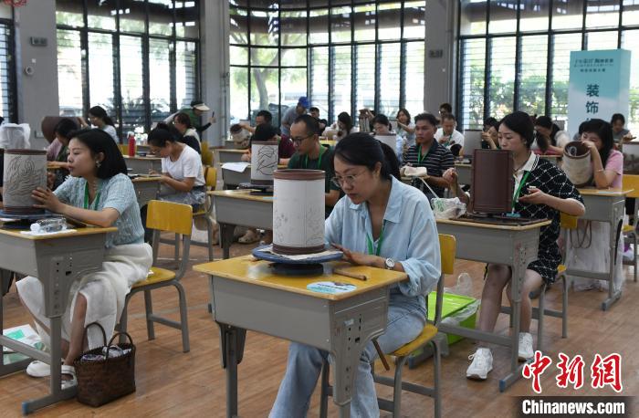 来自全国各地的百余名选手齐聚重庆荣昌比拼陶瓷技能