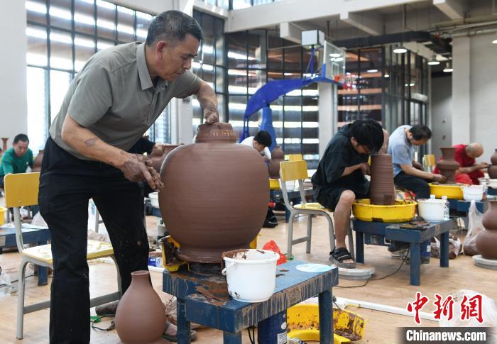 来自全国各地的百余名选手齐聚重庆荣昌比拼陶瓷技能
