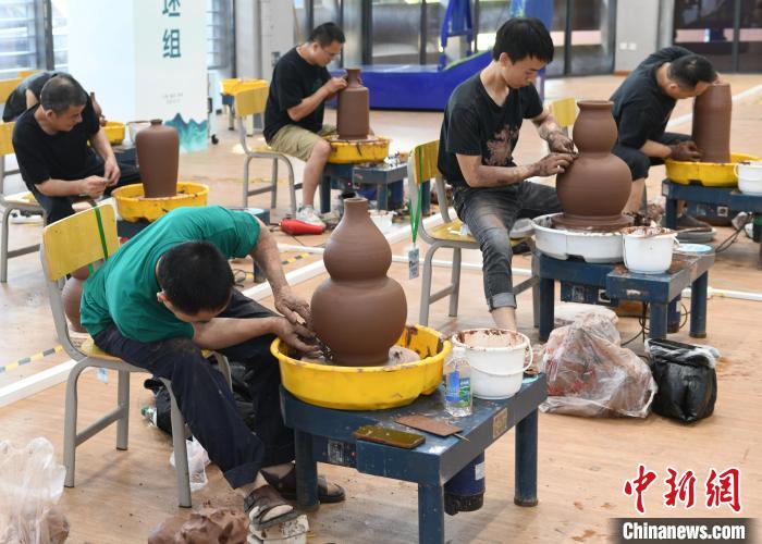 来自全国各地的百余名选手齐聚重庆荣昌比拼陶瓷技能