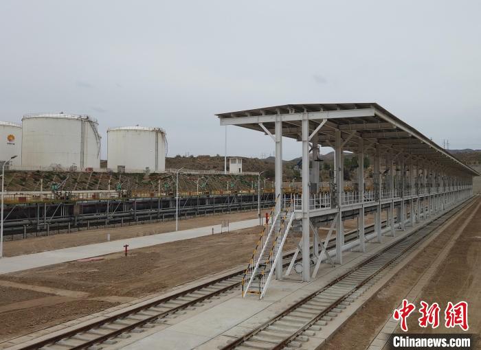 青藏高原首条航油铁路运输通道启用