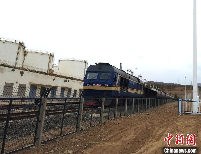 青藏高原首条航油铁路运输通道启用