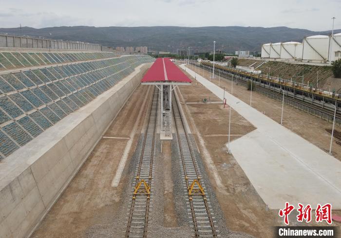 青藏高原首条航油铁路运输通道启用
