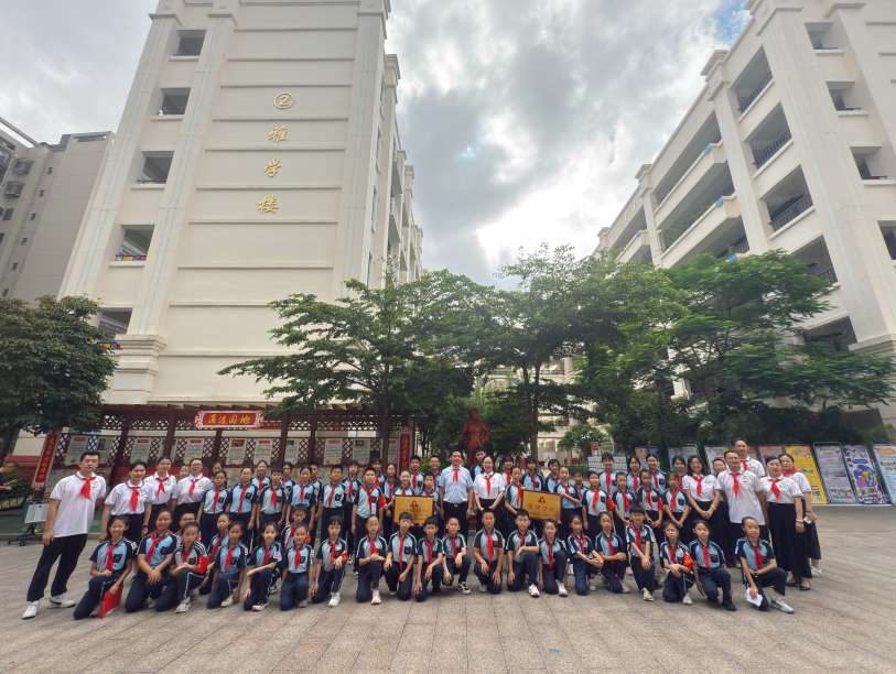 南宁市桂雅路小学获授“雷锋学校”