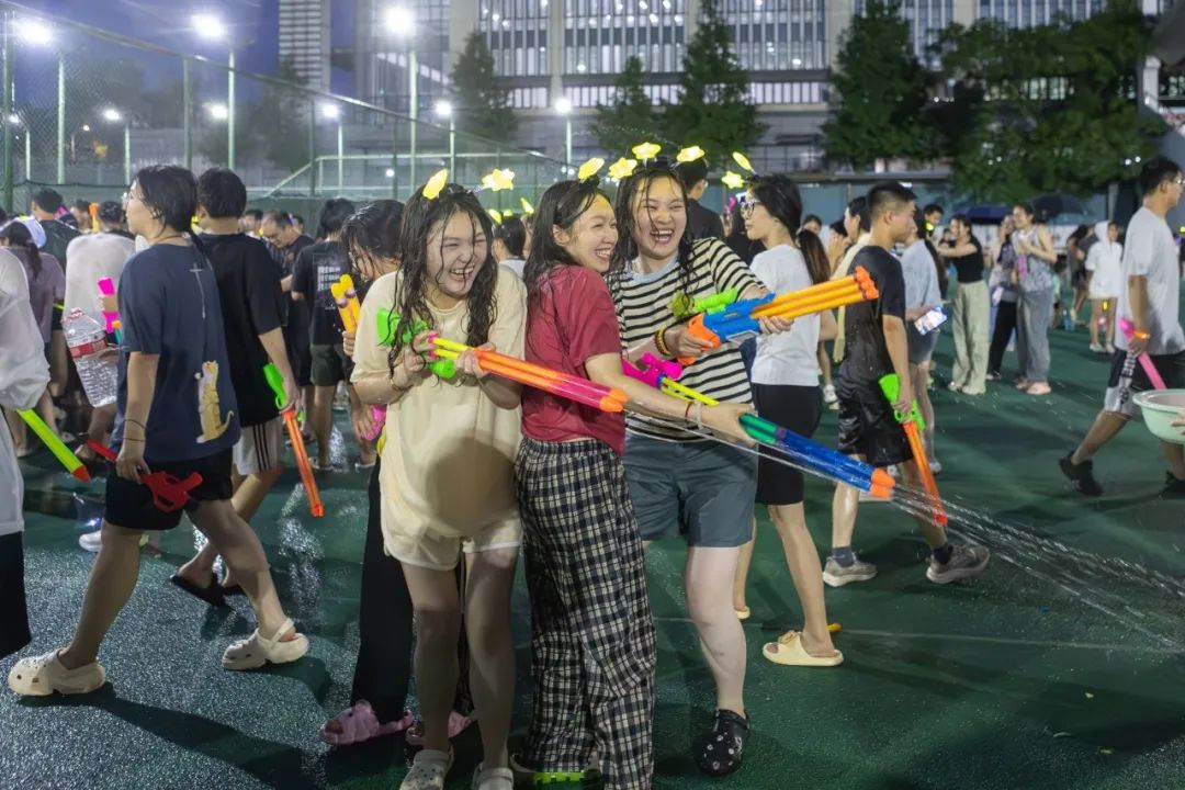 华中农业大学：奔跑赴锦程 水花致青春