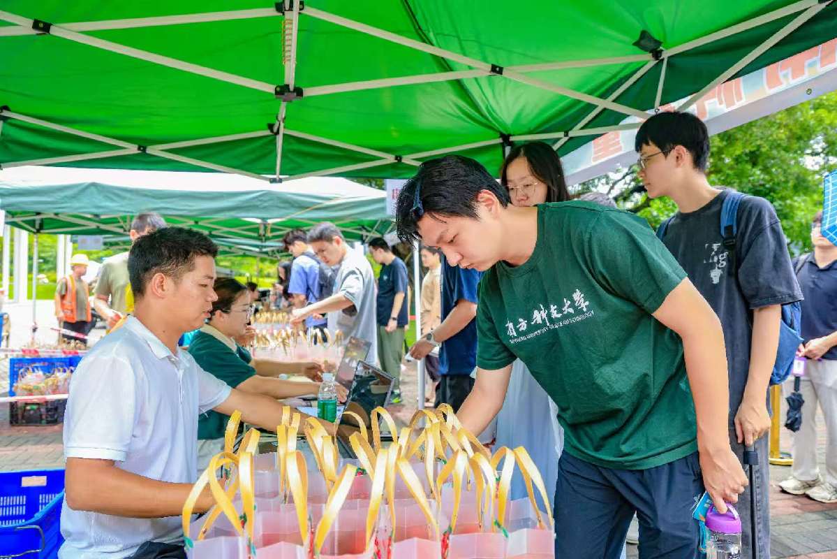 圳在看校园：南方科技大学将8万斤荔枝派发师生