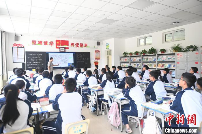 祁连山下“学霸民族”：肃南18年免费教育的“草原智慧”