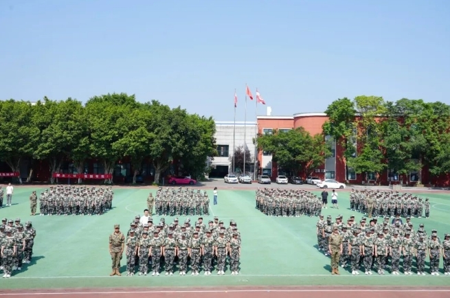 当青春遇上迷彩 八科学子 “热” 力全开