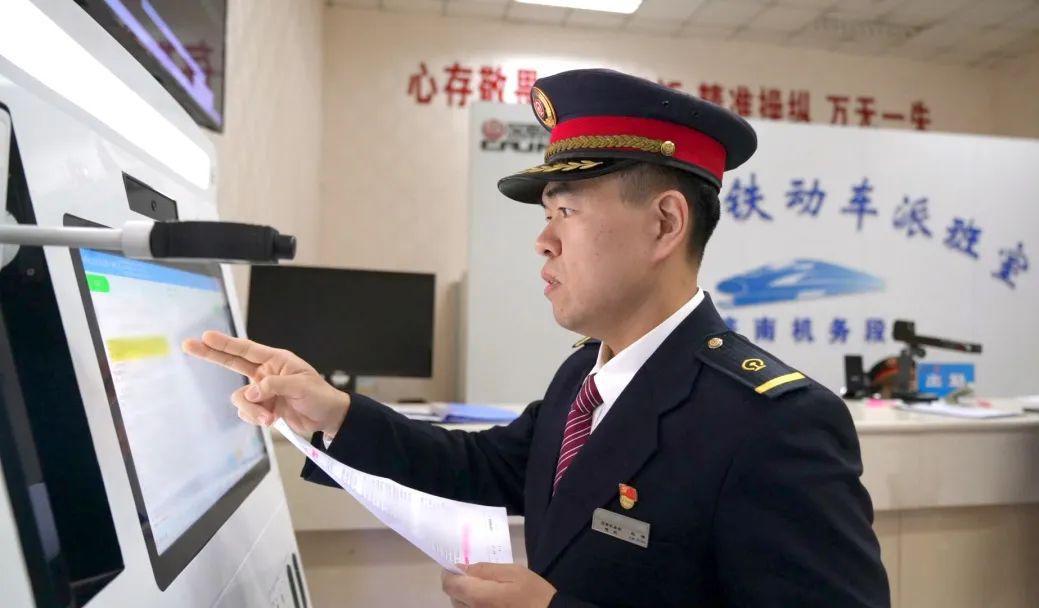 网友偶遇“0000”次复兴号，这是啥车？