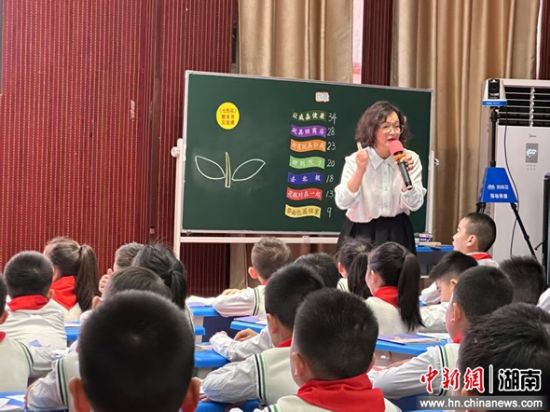湖南邵东：深耕教坛28载 她让每个学生都发光