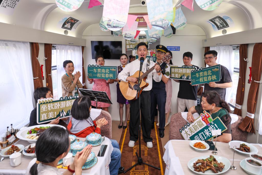 长三角首趟援疆银发旅游专列从浙江宁波启程
