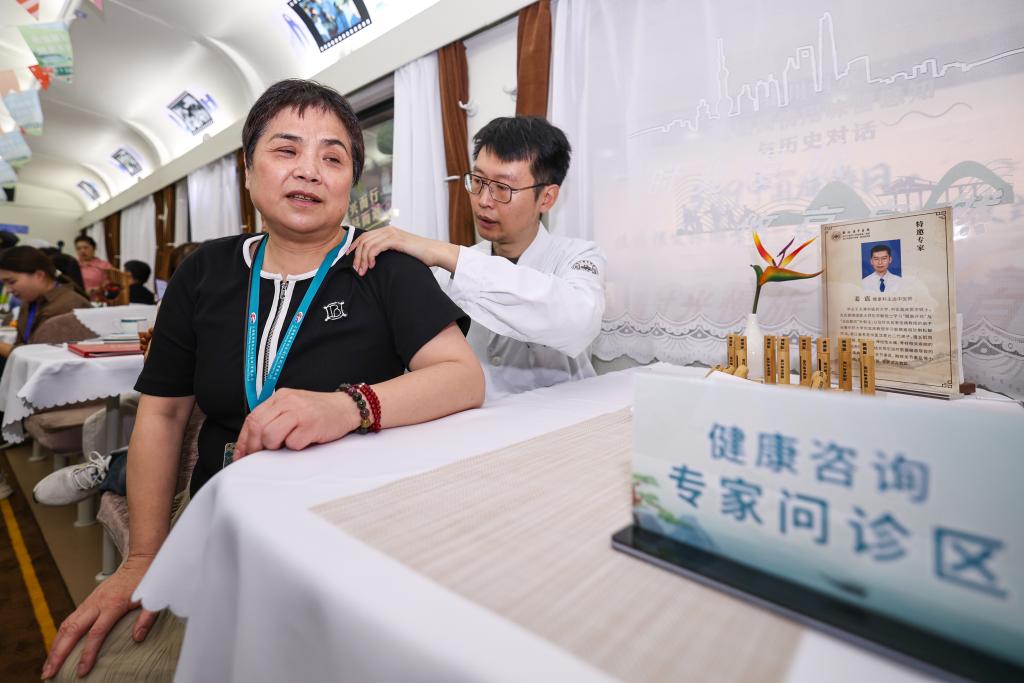 长三角首趟援疆银发旅游专列从浙江宁波启程