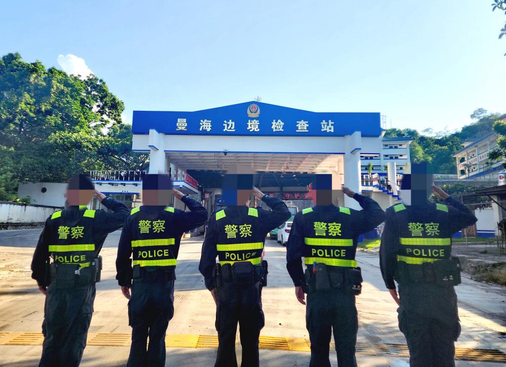 “老师，这面功臣榜不允许拍照”