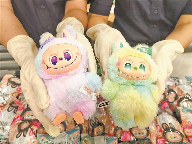 厦门海关查获近四千仿冒LABUBU 布娃娃