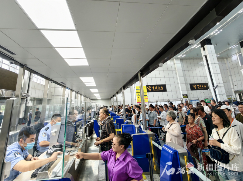 沿着高速看新疆丨在“境内关外”嗨购全球好物
