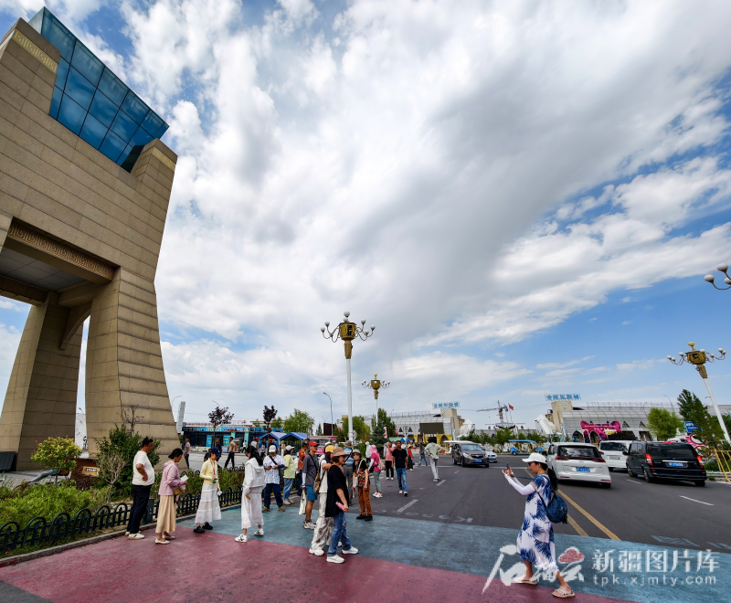 沿着高速看新疆丨在“境内关外”嗨购全球好物