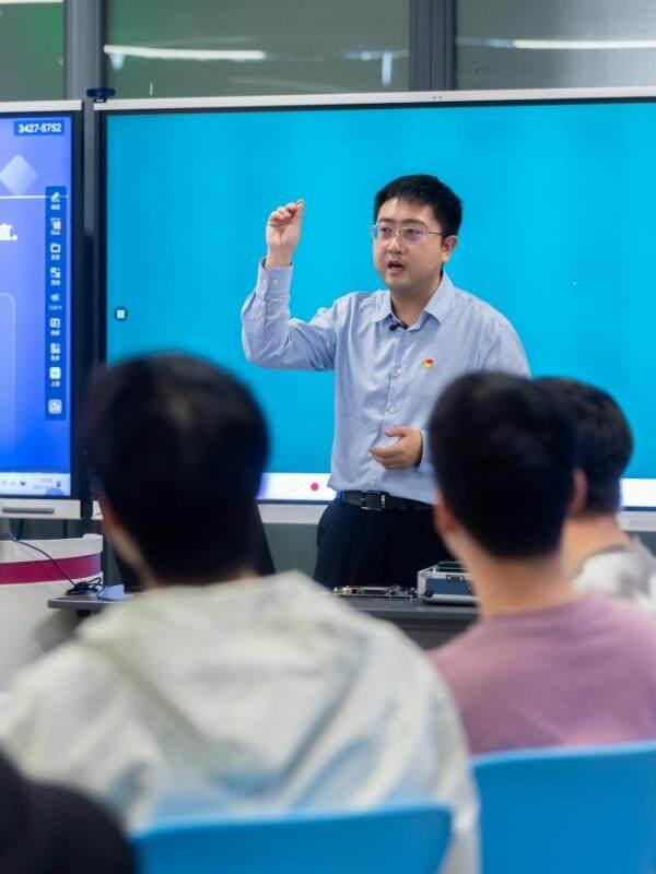 教学玩出新花样，深大的这位老师是认真的！