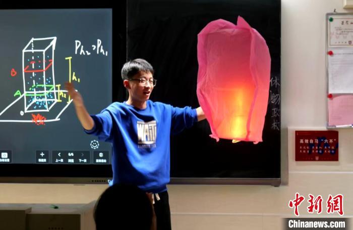 “95后”地理老师信手绘出“3D板画” 别样课堂惊艳网络