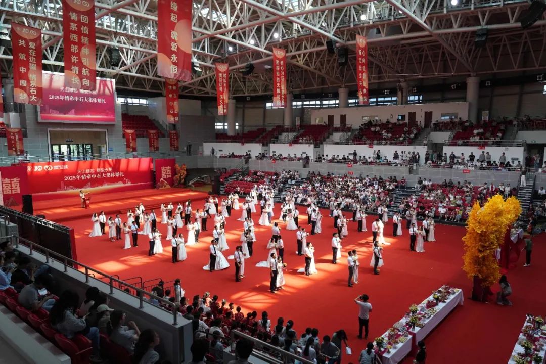 中国石油大学（北京）克拉玛依校区为选择在西部就业的毕业生代表举办集体婚礼