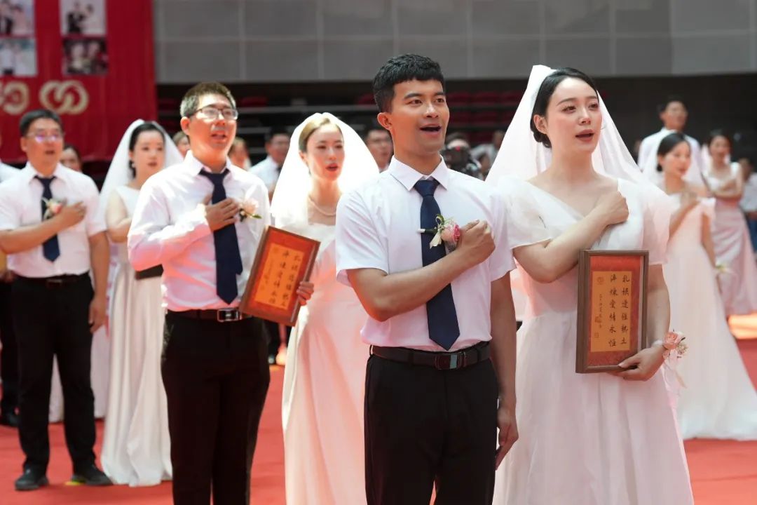 中国石油大学（北京）克拉玛依校区为选择在西部就业的毕业生代表举办集体婚礼