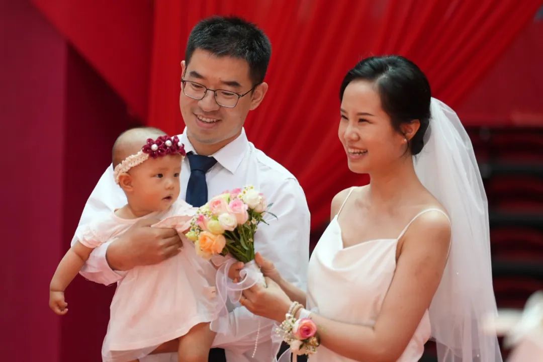 中国石油大学（北京）克拉玛依校区为选择在西部就业的毕业生代表举办集体婚礼