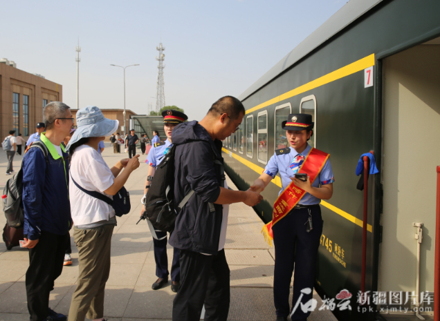 新疆首次开行经格库铁路进出疆旅客列车